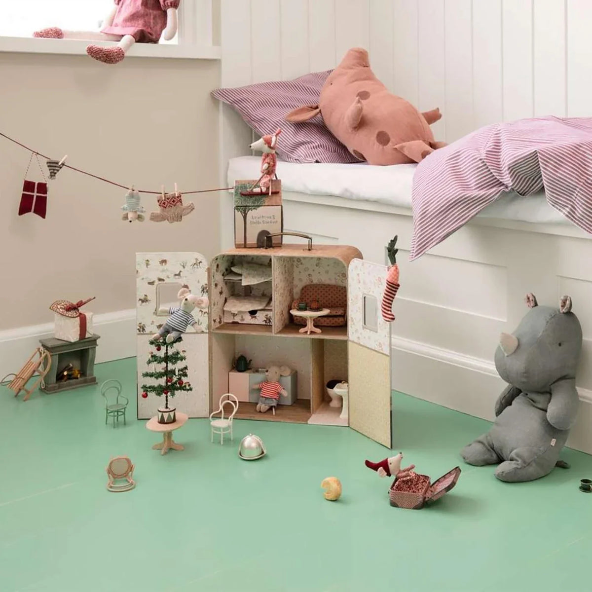 Suitcasa Furniture for mice