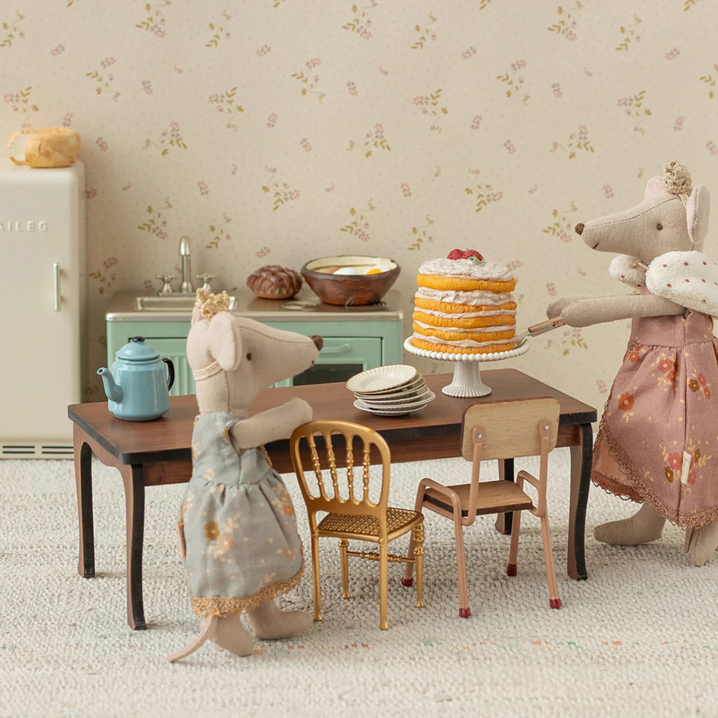 Party cake and cake stand Mouse