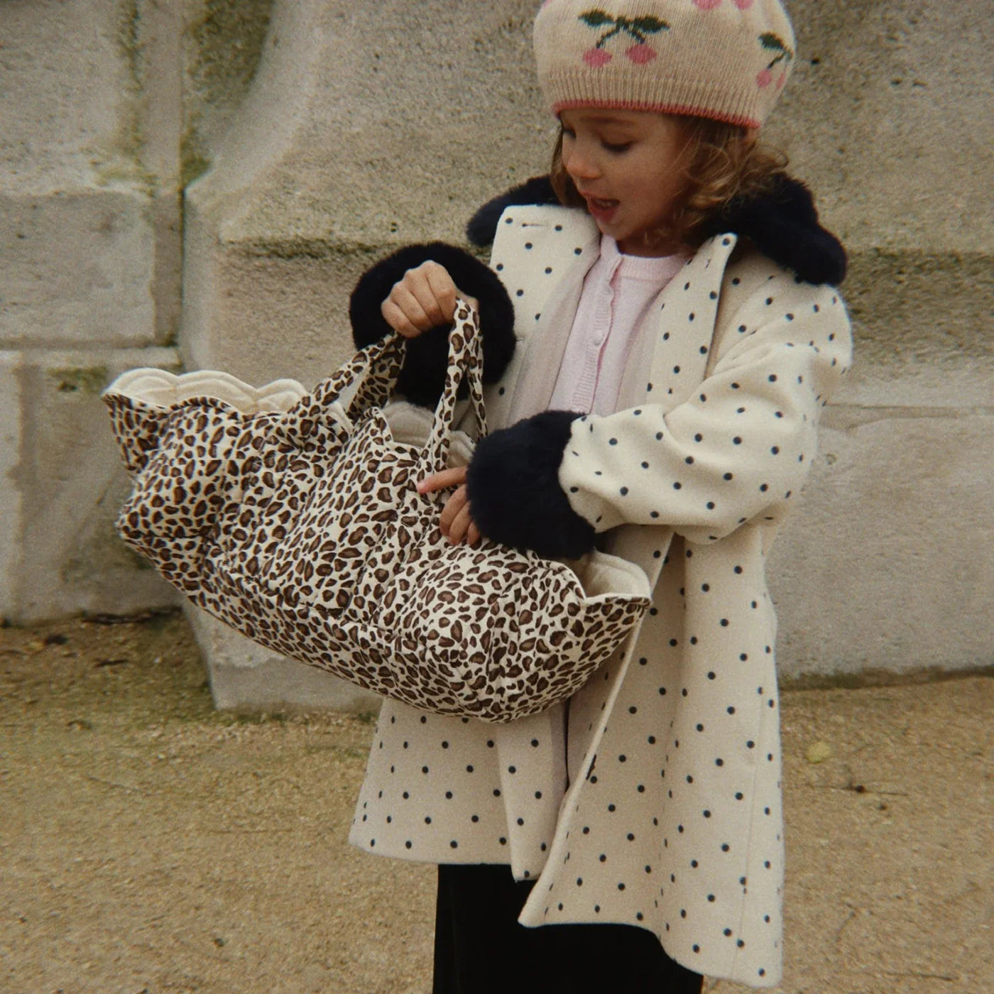Doll lift Doll carrycot